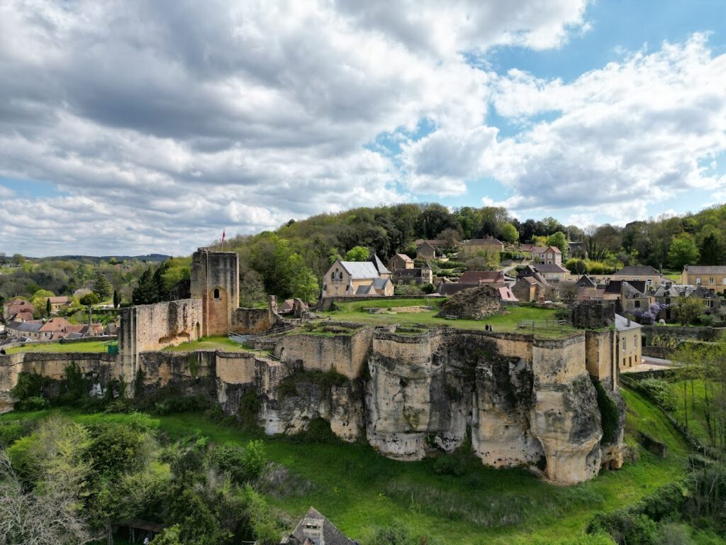 Château de Carlux: A Historic Castle Ruin in France 3 Château de Carlux