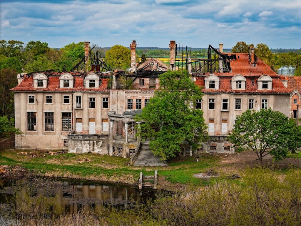 Palace in Bełcz Wielki: A Historic Palace-and-Farm Complex in Poland 1 Palace in Bełcz Wielki
