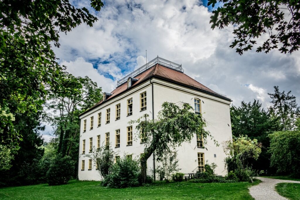Schloss Fußberg: A Baroque Country Residence in Gauting, Germany 2 Schloss Fußberg