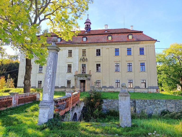 Castle in Sokolniki: A Baroque Moated Palace in Poland