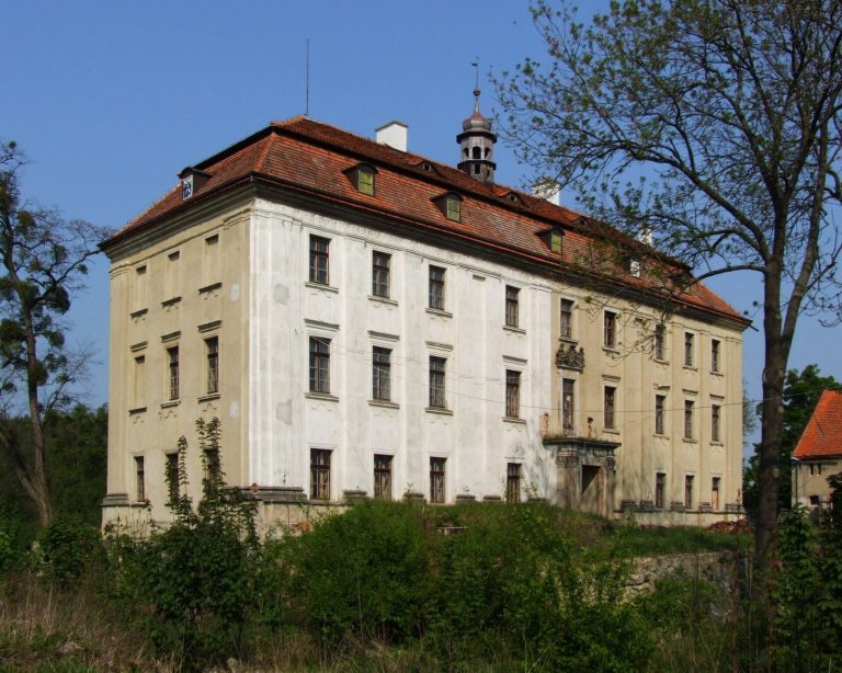 Castle in Sokolniki: A Baroque Moated Palace in Poland