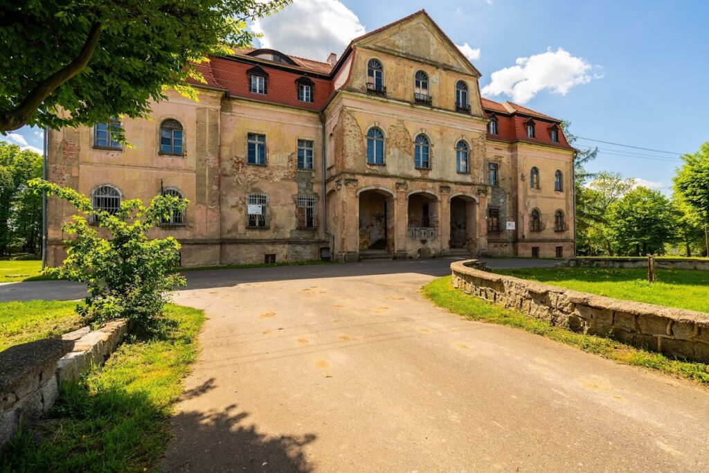 Palace in Jerzmanowa: A Renaissance, Baroque, and Neoclassical Residence in Poland 1 Palace in Jerzmanowa