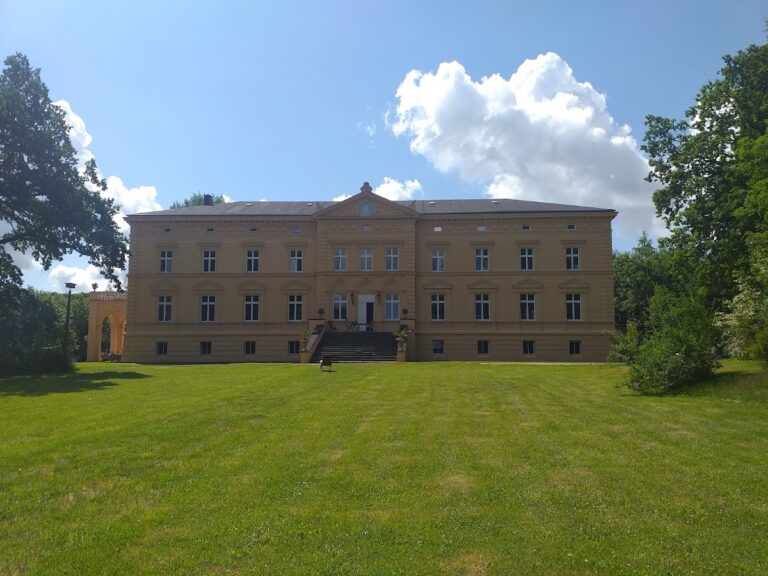 Tressow Castle: Nineteenth-century von der Schulenburg manor in Bobitz, Germany