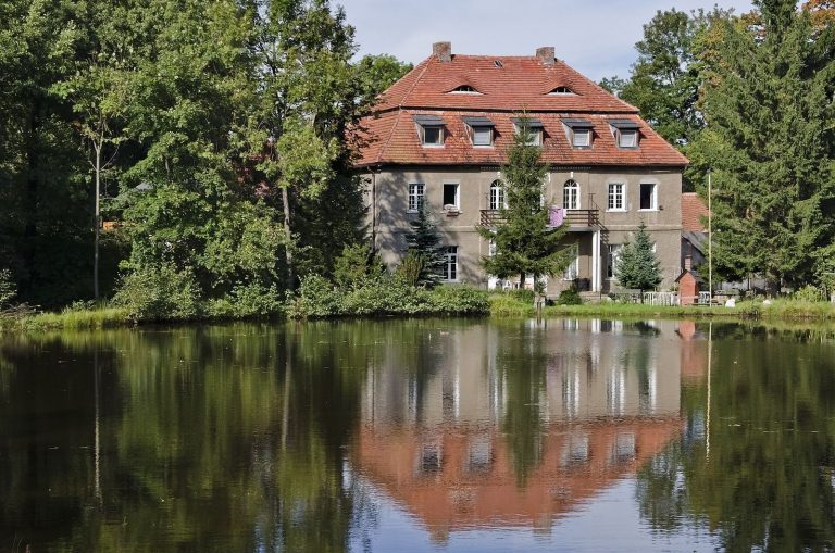 Palace in Ciszyca: A Historic Residence in Poland