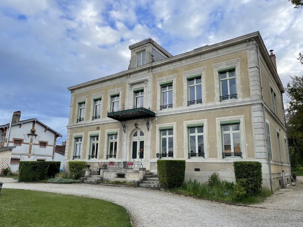 Pougy Castle: Former Fortified Residence of the Lords of Pougy 1 château de Pougy