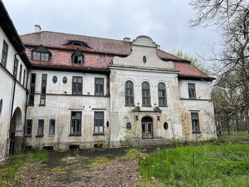 Palace in Kujawy: An Eclectic Estate Residence in Poland 1 Palace in Kujawy (Opole Voivodeship)