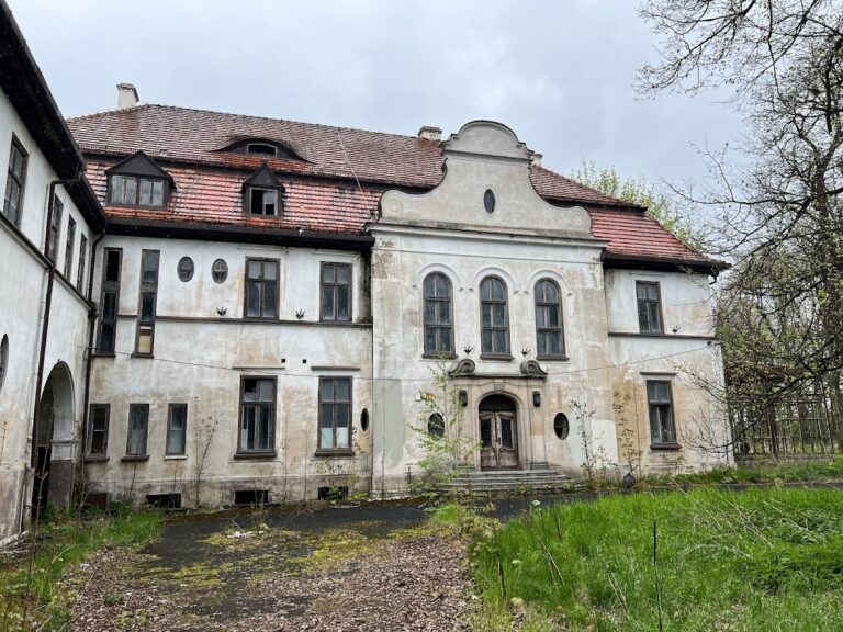 Palace in Kujawy: An Eclectic Estate Residence in Poland