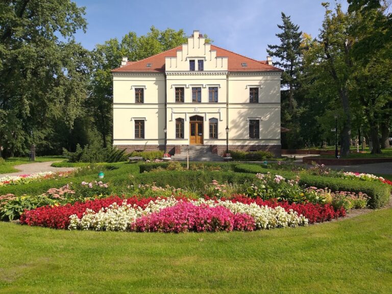 Palace in Szreniawa: Historicist Estate Residence and Museum Headquarters