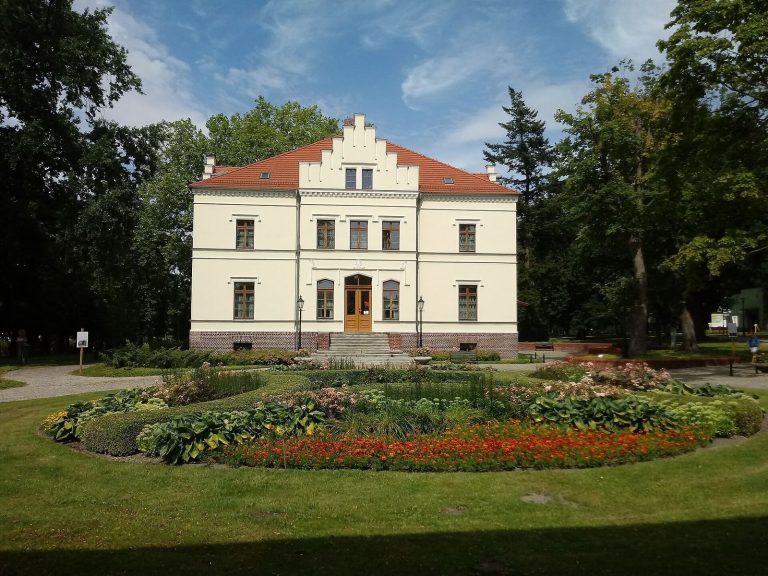 Palace in Szreniawa: Historicist Estate Residence and Museum Headquarters