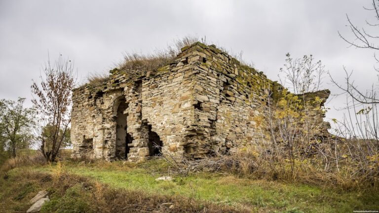 Ozaryntsi Castle: A Fortified Architectural Monument in Ukraine