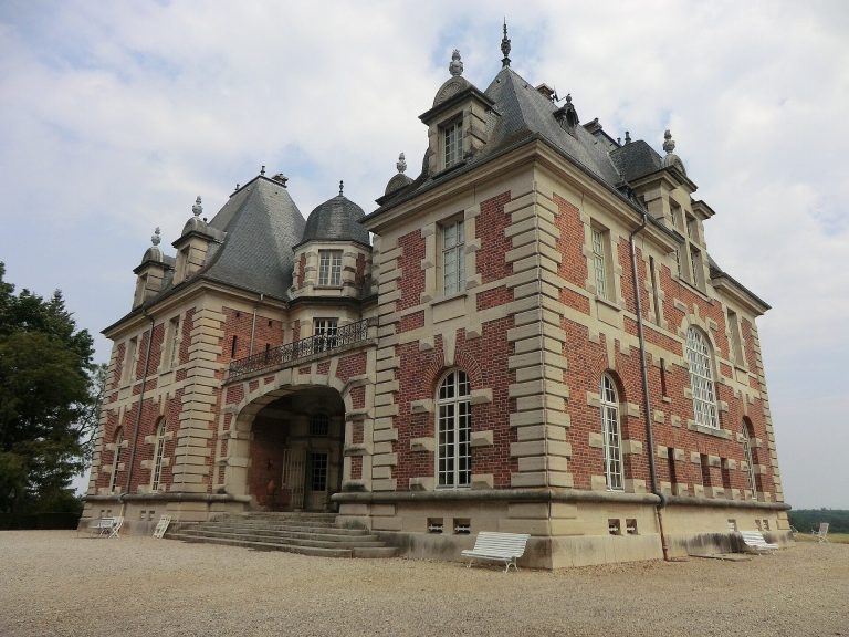 Château de Joyeux: A Private Residence and Formal Garden Estate in France