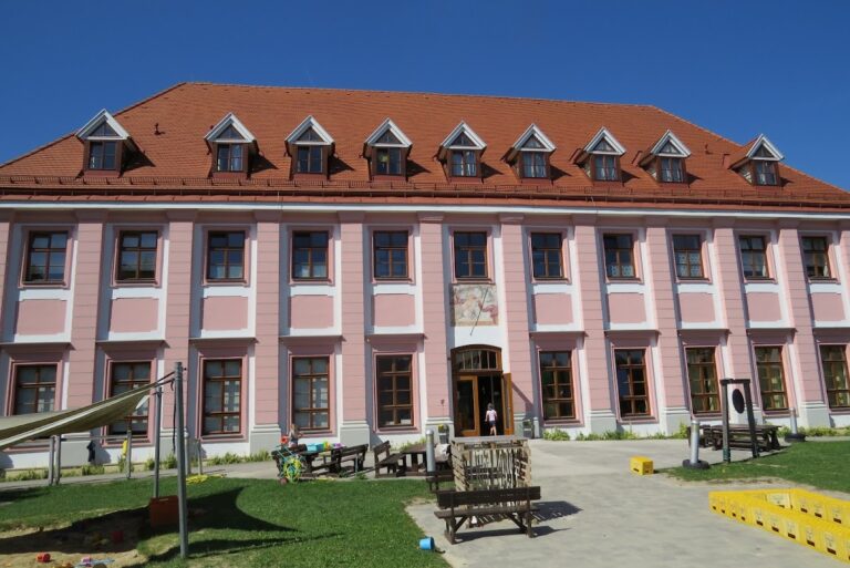 Schlössl Möllersdorf: A Baroque Château and Former Military Institution in Austria