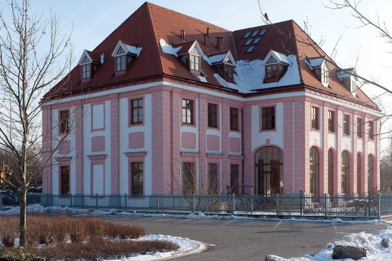 Schlössl Möllersdorf: A Baroque Château and Former Military Institution in Austria