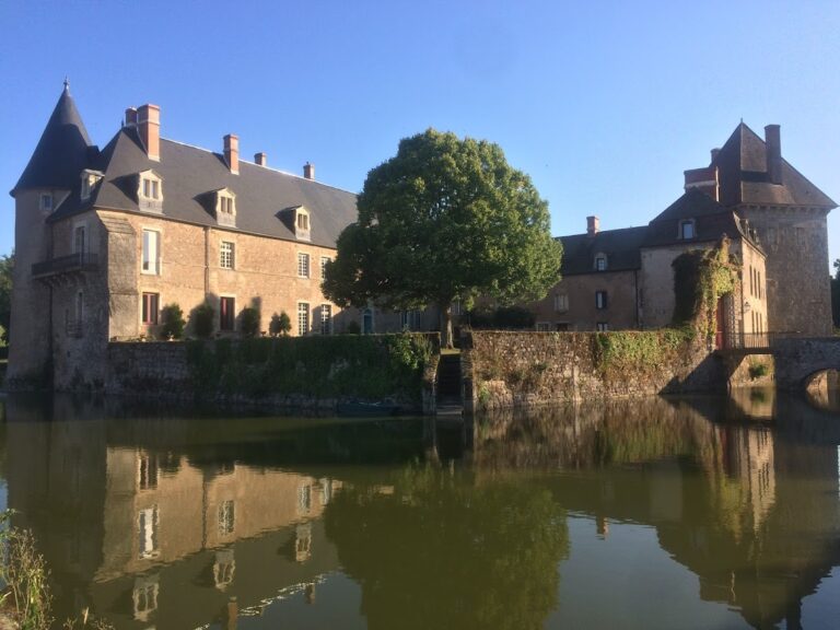 Château de La Roche-en-Brenil: A Fortified Residence in France