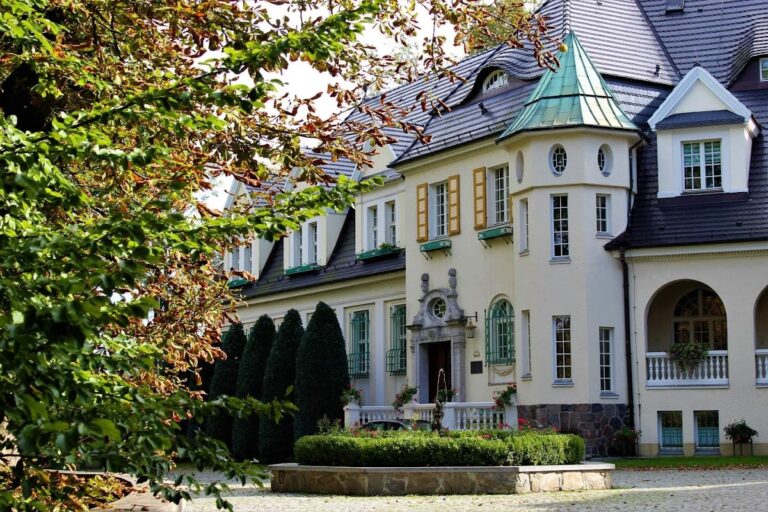 Salvatorian Seminary Bagno: A Baroque Palace Complex in Poland