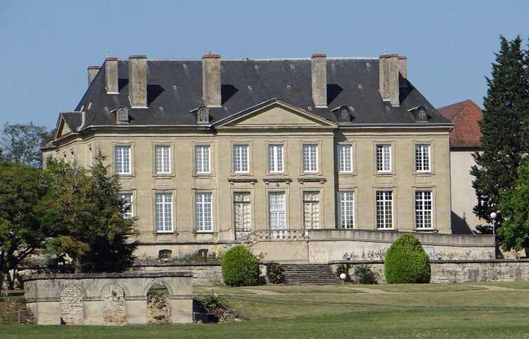 Château de Virazeil: A Historic Estate and Rehabilitation Centre in France