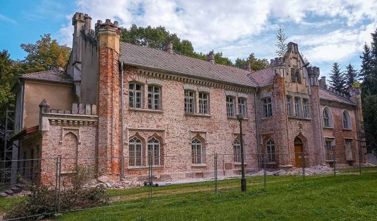 Dąmbski Palace: A Neo-Gothic Manor House in Wojnicz, Poland