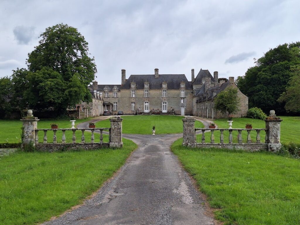 Grationnaye Castle: A Historic Residence in France 2 château de la Grationnaye