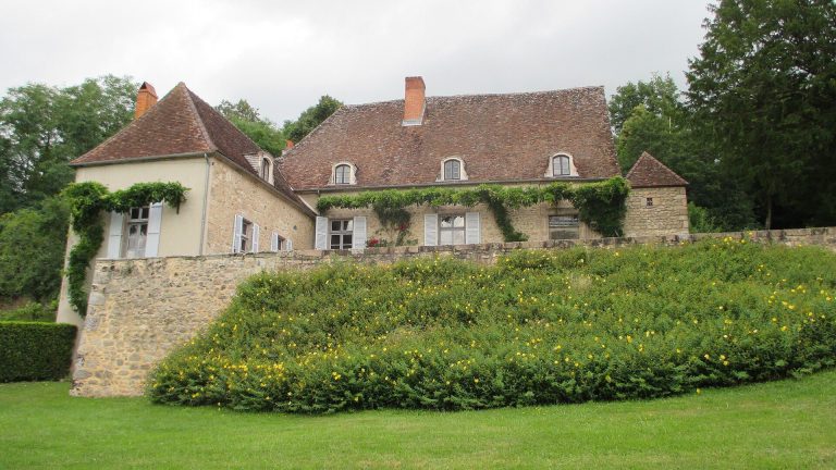 Château de Thil: A Medieval Seigneurial Estate in France