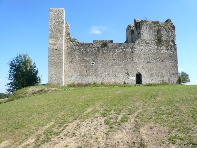 Château de Lagardère: A Gascon-Type Castle in France