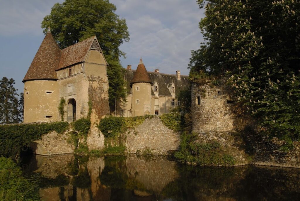 Château de Lys-Saint-Georges: a Medieval Fortified Castle in France 2 Château de Lys-Saint-Georges