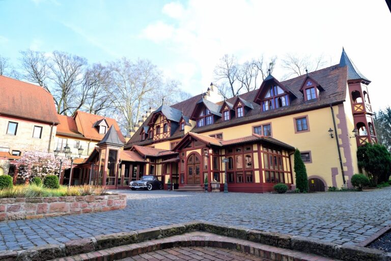 Schloss Weyberhöfe: A Historic Hunting Lodge and Estate in Sailauf, Germany