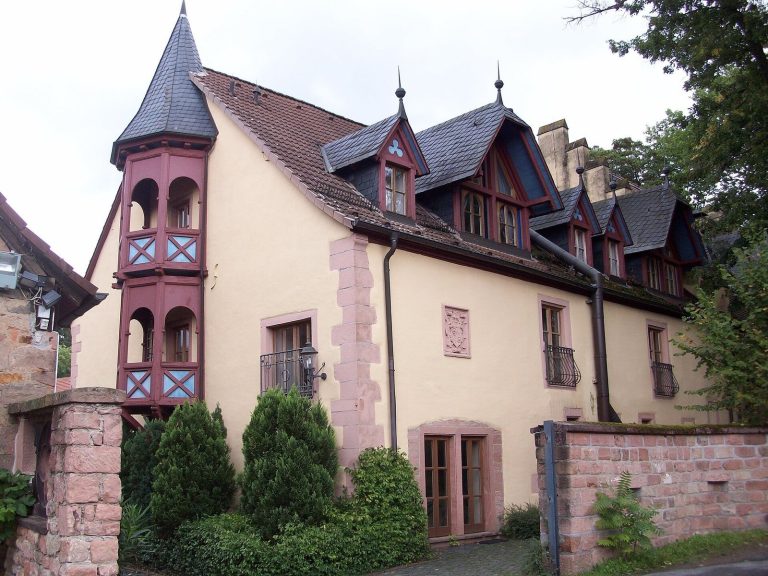 Schloss Weyberhöfe: A Historic Hunting Lodge and Estate in Sailauf, Germany