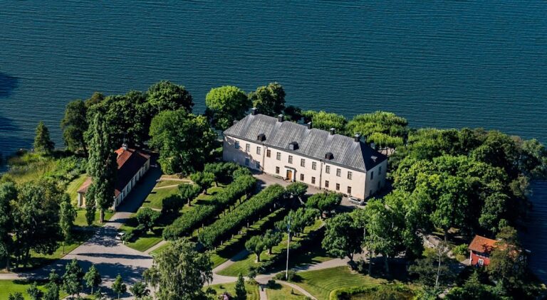 Grönsö Castle: A Historic Manor Estate in Sweden
