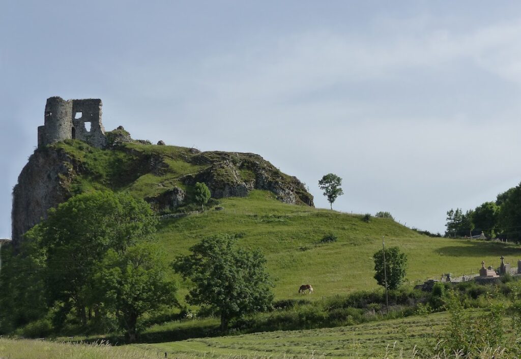 Apchon Castle: A Medieval Fortress and Seigneurial Residence in France 1 Château d'Apchon