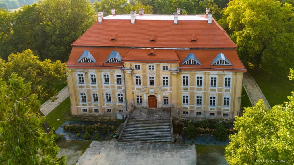 Palace in Sułów: A Baroque Noble Residence in Poland 1 Palace in Sułów