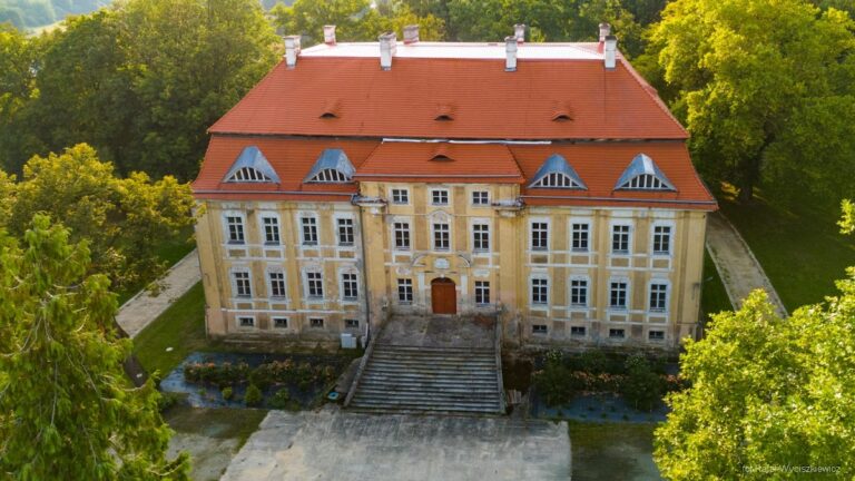 Palace in Sułów: A Baroque Noble Residence in Poland
