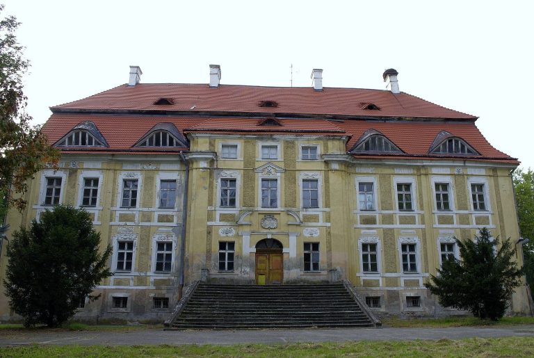 Palace in Sułów: A Baroque Noble Residence in Poland