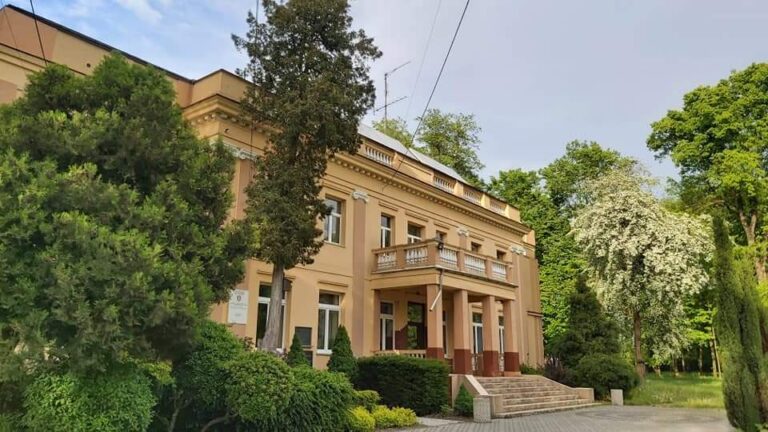 Palace in Chorzenice: A Modernist Residence in Poland