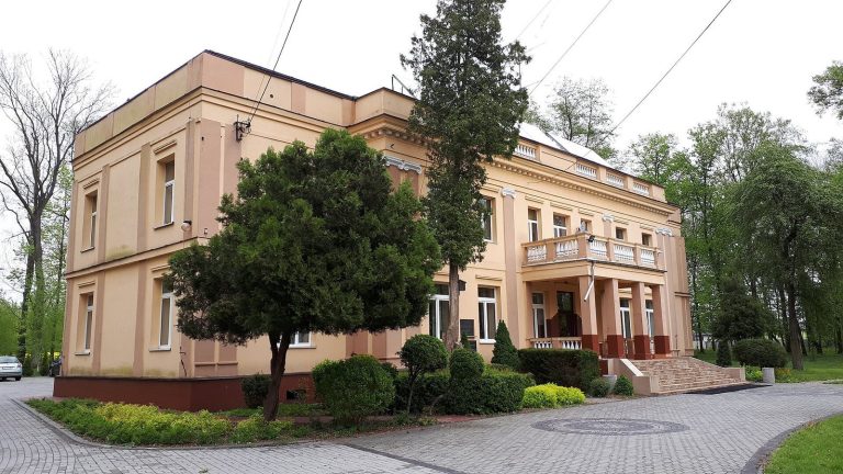 Palace in Chorzenice: A Modernist Residence in Poland