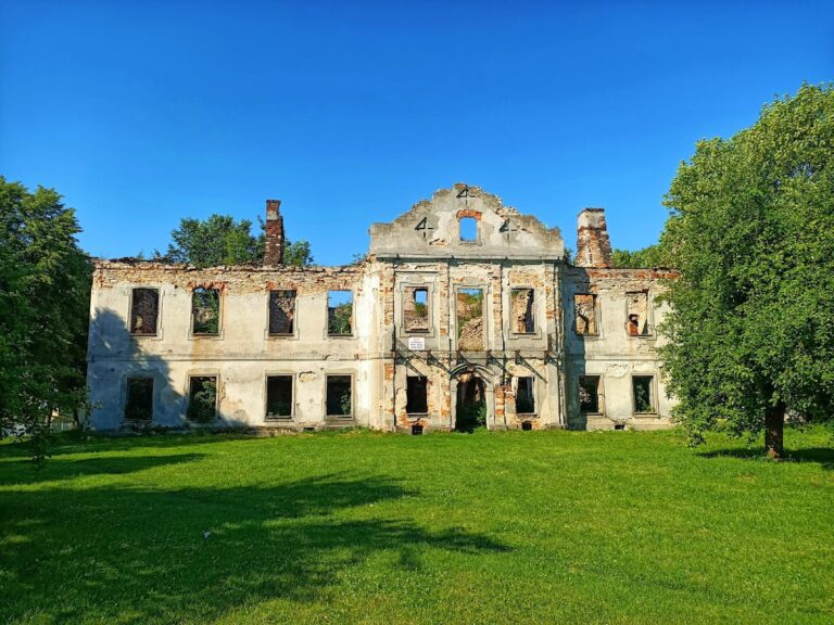 Włodowice Palace: A Ruined Baroque Residence in Poland