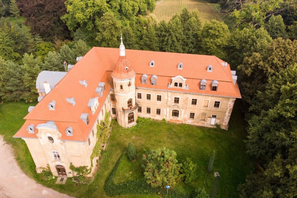 Palace in Strzeszów: A Historic Silesian Palace Complex in Poland 1 Palace in Strzeszów