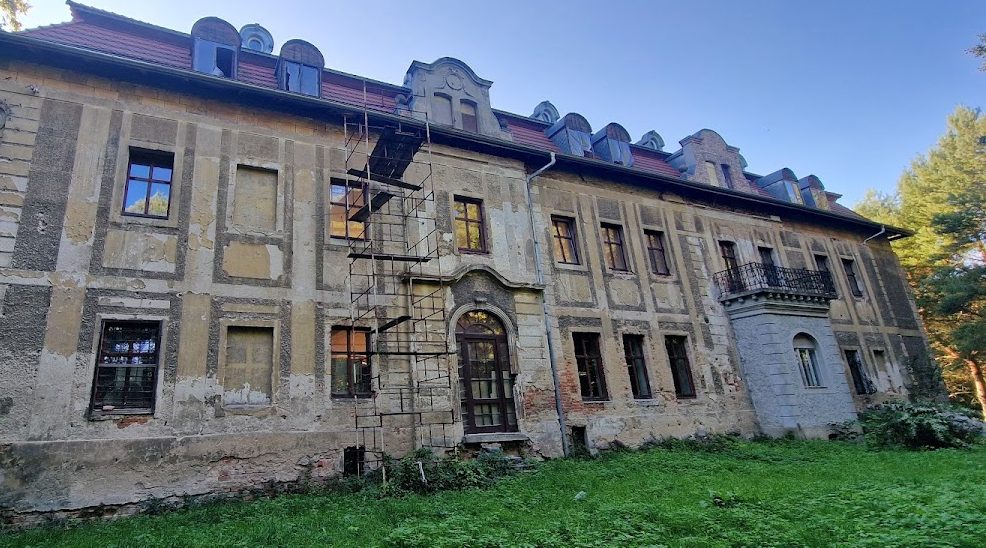 Palace in Strzeszów: A Historic Silesian Palace Complex in Poland 2 Palace in Strzeszów
