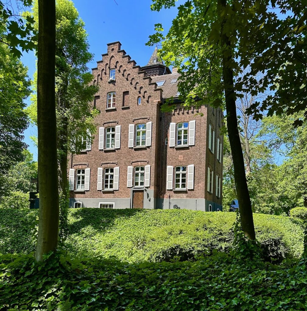 Schloss Reuschenberg: Estate and Agricultural School in Neuss 1 Schloss Reuschenberg