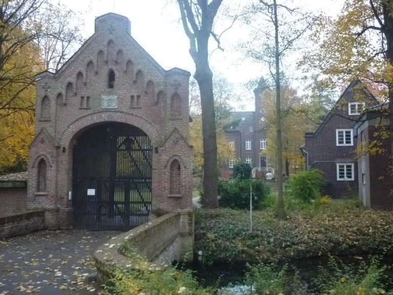 Schloss Reuschenberg: Estate and Agricultural School in Neuss