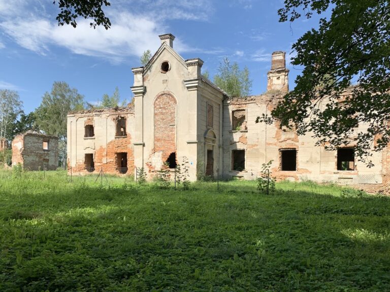 Szeptycki Palace in Łaszczów: A Former Jesuit College and Residence