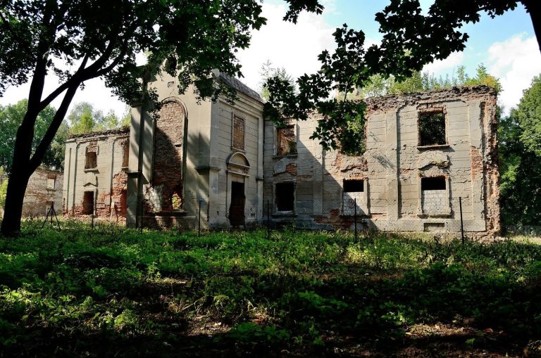 Szeptycki Palace in Łaszczów: A Former Jesuit College and Residence