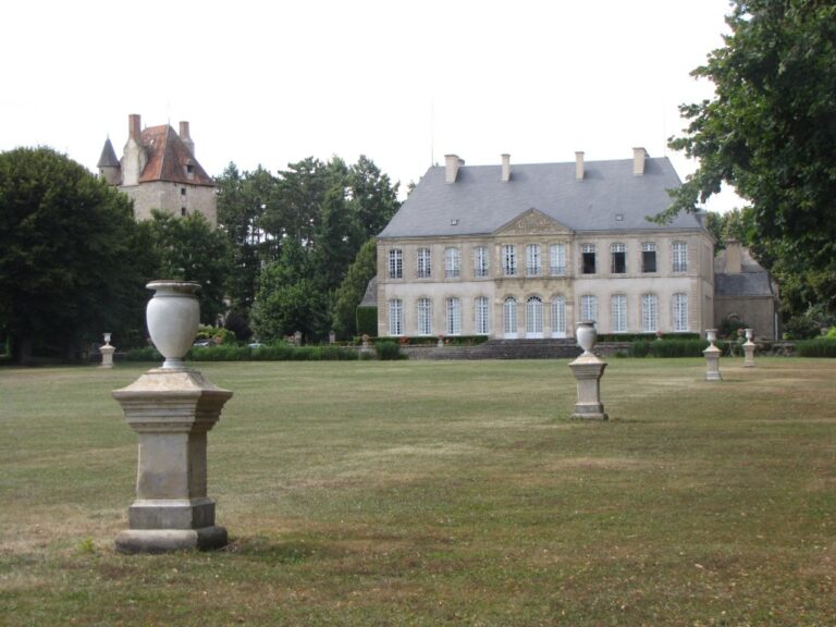Château de Douzon: A Former Seigneurial Residence in France