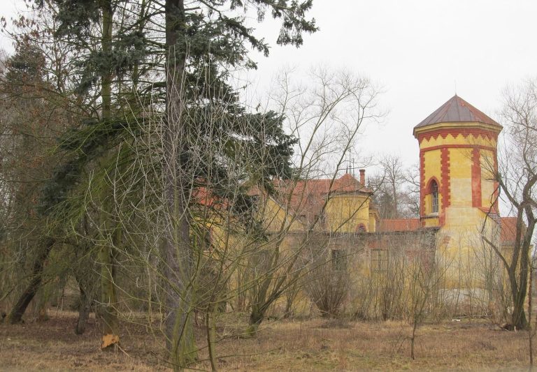 Mlýnce Castle: A Romantic Neo-Gothic Noble Residence in Czechia