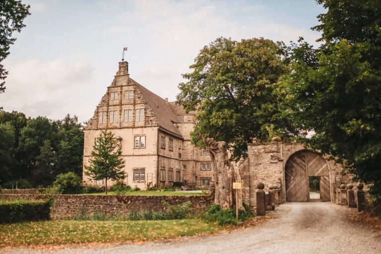 Schloss Thienhausen: A Weser Renaissance Water Castle in Germany