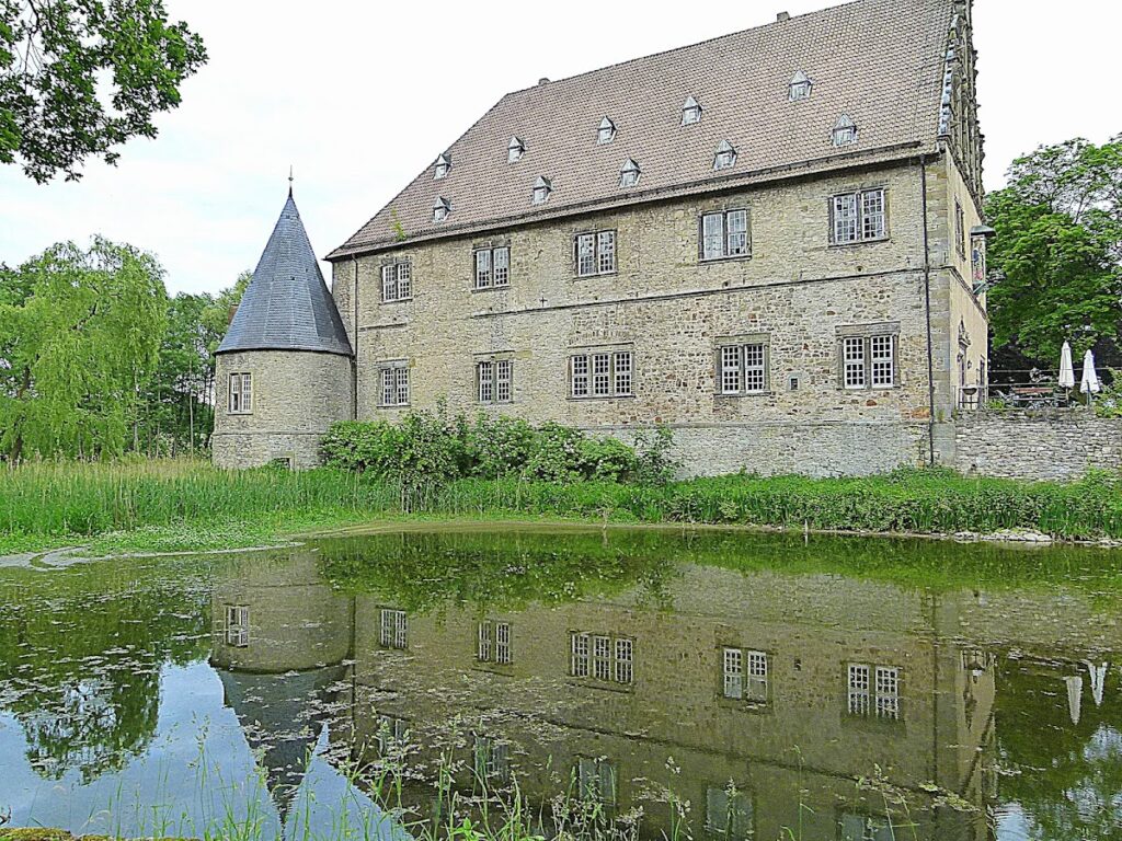 Schloss Thienhausen: A Weser Renaissance Water Castle in Germany 2 Schloss Thienhausen