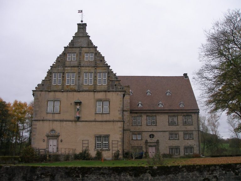 Schloss Thienhausen: A Weser Renaissance Water Castle in Germany