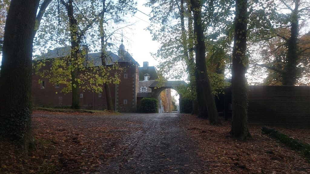 Haultpenne: A Medieval and Renaissance Castle in Belgium 2 Haultpenne