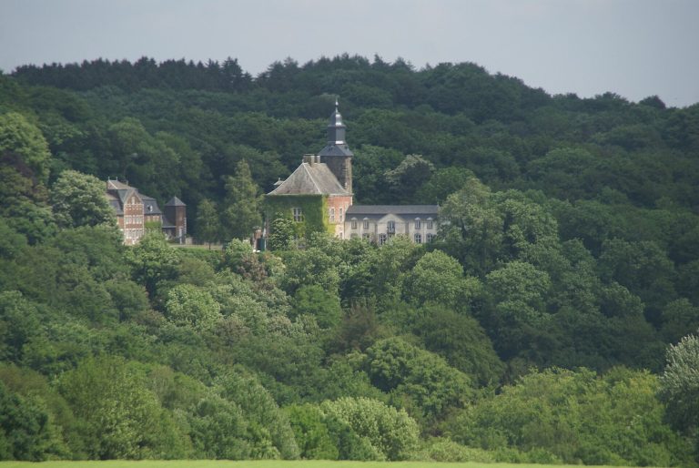 Haultpenne: A Medieval and Renaissance Castle in Belgium