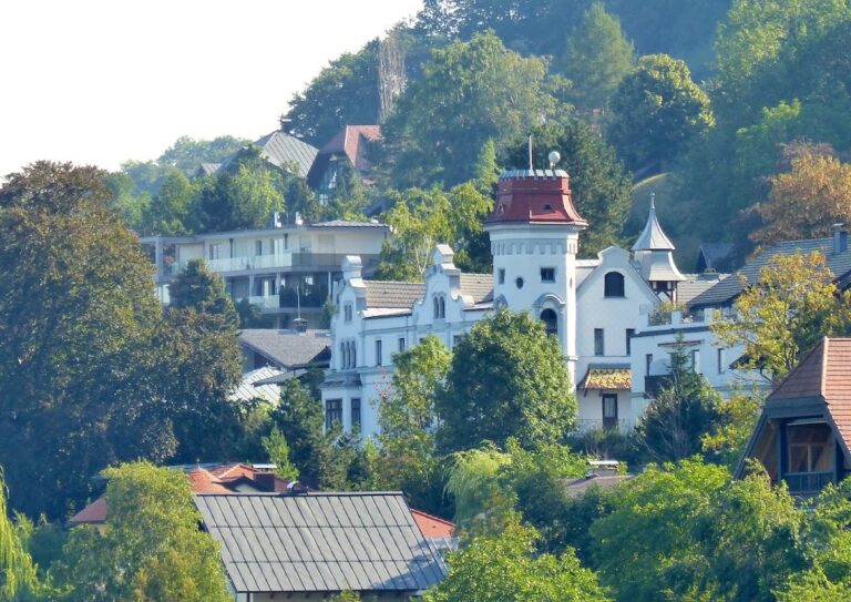 Schloss Roith, Gmunden: A Noble Residence and Lakeside Castle