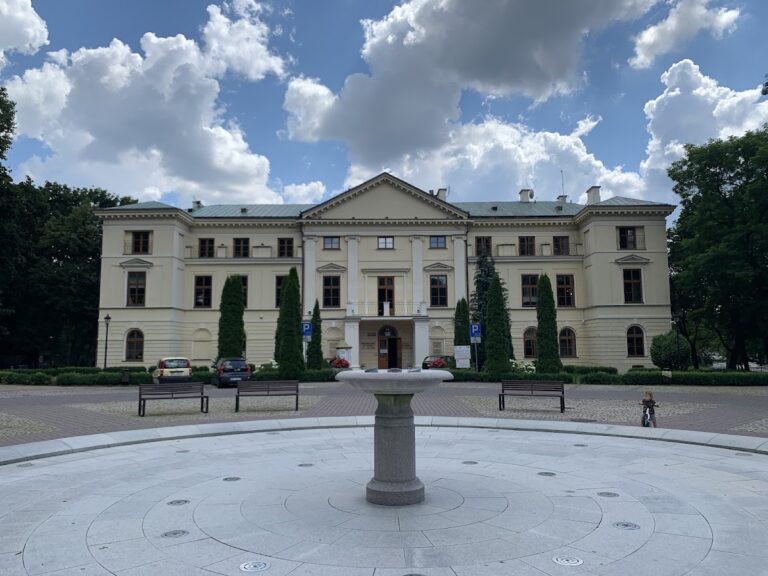 Pałac Dernałowiczów: A Historic Palace and Park Complex in Poland